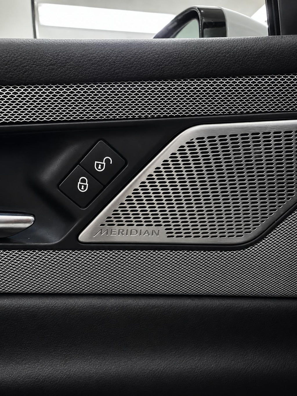 Jaguar XE P300