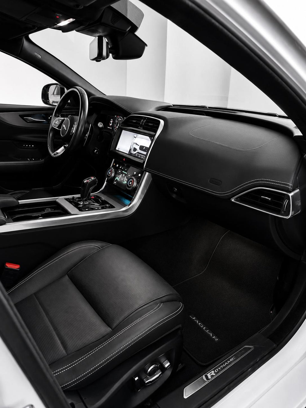 Jaguar XE P300