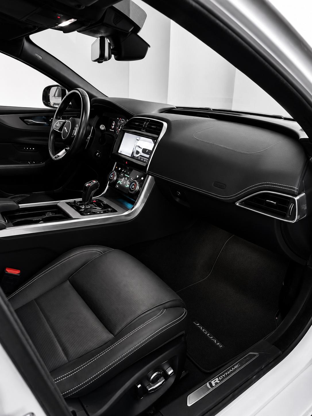 Jaguar XE P300