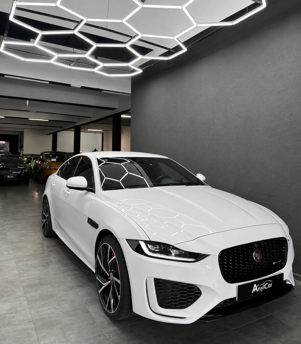 Jaguar XE P300